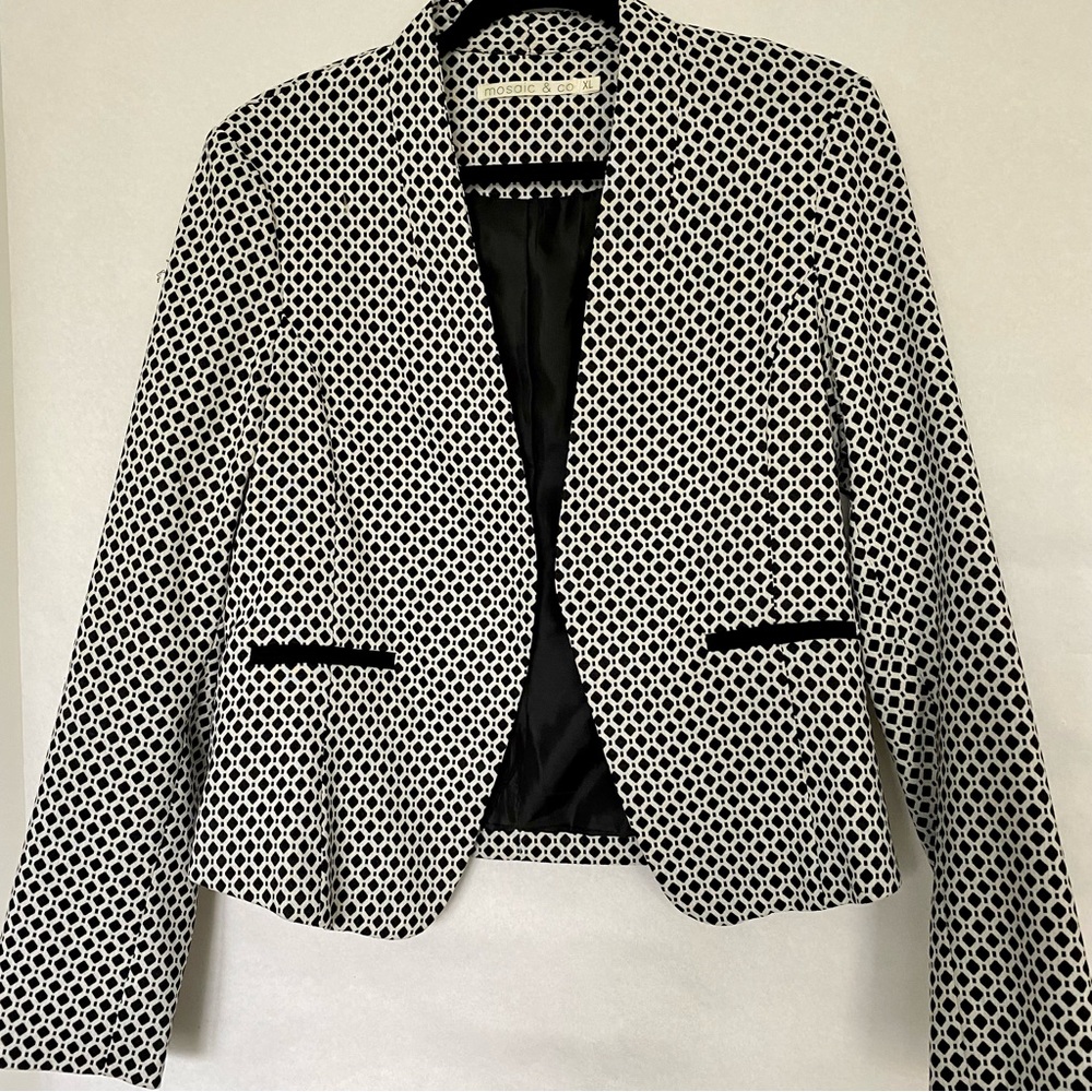 Mosaic & Co Geometric Pattern Black and White Blazer